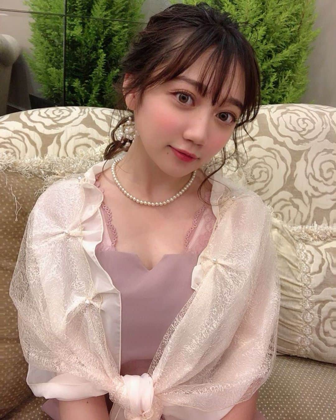 小澤しぇいんさんのインスタグラム写真 - (小澤しぇいんInstagram)「私の大好きな友達の結婚式に行ってきました👰🤵💒💐 初めて結婚式に行ったのですが、本当に感動して誰よりも先に泣いた。 なんて涙もろい…笑 友達は本当に綺麗で素敵で私もいつかこんな結婚がしたいなぁ〜と夢が膨らんだ❤️ 可愛いヘアは大好きな友達にやってもらったよ🎀 何年振り？かにヘアセットやってもらったけどやっぱ天才！！ ありがとうなべこ @i_am_nabeco」6月16日 21時45分 - 1217_shane