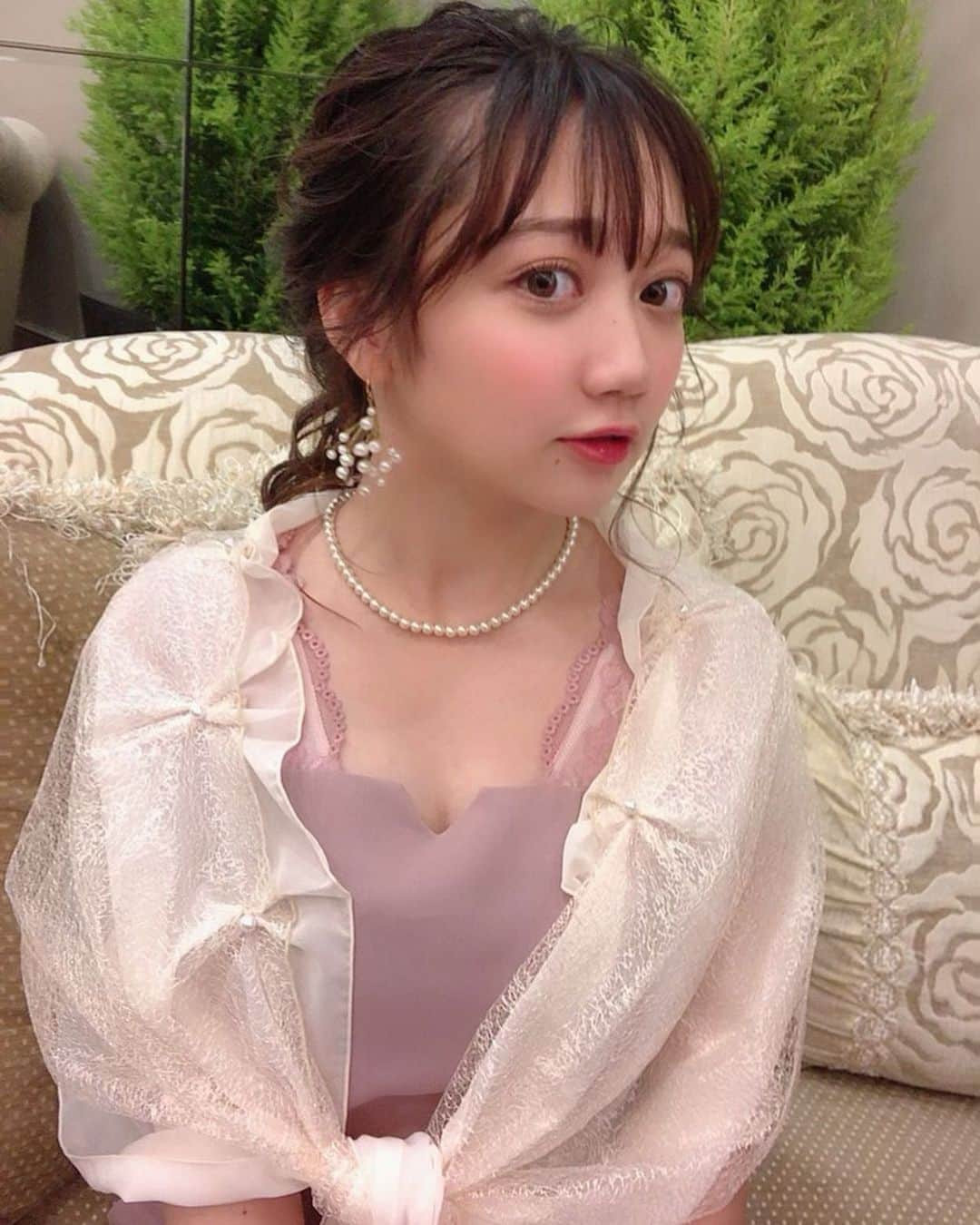 小澤しぇいんさんのインスタグラム写真 - (小澤しぇいんInstagram)「私の大好きな友達の結婚式に行ってきました👰🤵💒💐 初めて結婚式に行ったのですが、本当に感動して誰よりも先に泣いた。 なんて涙もろい…笑 友達は本当に綺麗で素敵で私もいつかこんな結婚がしたいなぁ〜と夢が膨らんだ❤️ 可愛いヘアは大好きな友達にやってもらったよ🎀 何年振り？かにヘアセットやってもらったけどやっぱ天才！！ ありがとうなべこ @i_am_nabeco」6月16日 21時45分 - 1217_shane