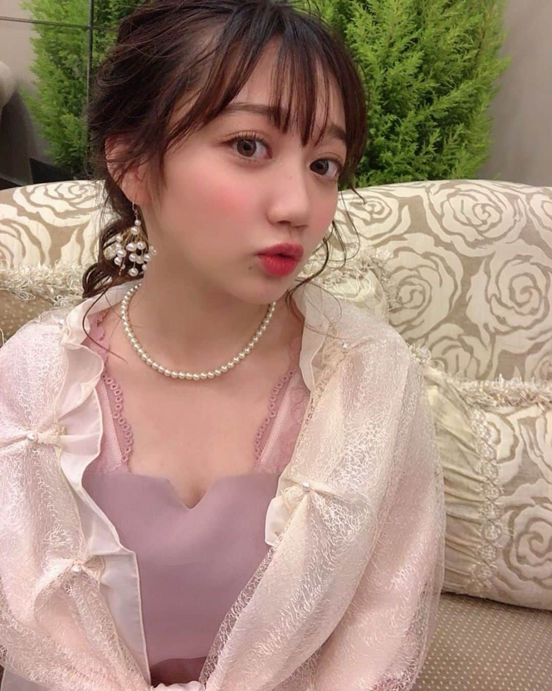 小澤しぇいんさんのインスタグラム写真 - (小澤しぇいんInstagram)「私の大好きな友達の結婚式に行ってきました👰🤵💒💐 初めて結婚式に行ったのですが、本当に感動して誰よりも先に泣いた。 なんて涙もろい…笑 友達は本当に綺麗で素敵で私もいつかこんな結婚がしたいなぁ〜と夢が膨らんだ❤️ 可愛いヘアは大好きな友達にやってもらったよ🎀 何年振り？かにヘアセットやってもらったけどやっぱ天才！！ ありがとうなべこ @i_am_nabeco」6月16日 21時45分 - 1217_shane