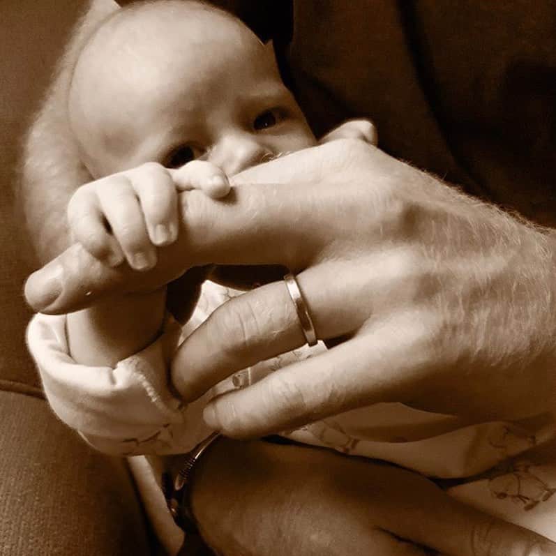 Harper's BAZAARさんのインスタグラム写真 - (Harper's BAZAARInstagram)「The first close up of Royal baby Archie just in time! Happy Fathers Day to #PrinceHarry and all the wonderful dads out there!」6月16日 21時46分 - harpersbazaarus