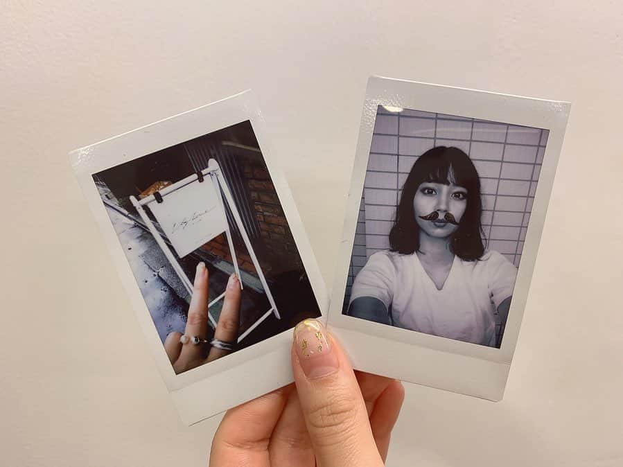 NANAMIさんのインスタグラム写真 - (NANAMIInstagram)「FUJIFILMさんから #新時代チェキ instax mini LiPlayが6/12に発表されました 👏👏♡ 発売イベントのトークショーでも紹介したこのカメラで撮った私の10枚の写真を紹介するねっっ💋 私は日常のありのままの自分や周りのものを撮影したよ ♡ 1枚目  お気に入りのバック、アクセサリー、ネイルの写真を🤳 2枚目 ネイルとおなじみ大好きなゆきみとの2ショットいちゃいちゃ写真 💗 3枚目 ラブななんちゃんと飲んでる時🤳💗 このQRを読み取るとその時の音声まで入るすごい機能👏  いつものおふざけた2人の様子がすごいよくわかると思うよ ♡（笑） 4枚目 フィルターとフレームで自撮りしたものと私の働いてるお店の看板の写真 🤳フィルターとチェキならではの質感がすごくお気に入りだよ！！ これからもたくさん撮って思い出作りするのが楽しみっ ♡ また撮ったの紹介するね ♡ #新時代チェキ #新instax #Newinstax #instaxminiliPlay #liPlay #新時代チェキでつくる私の10枚 #Give10withNewinstax #instax #Neweranewinstax #miniliplay」6月16日 21時57分 - nanami023