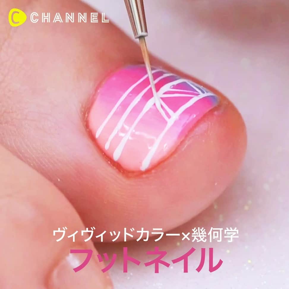 のインスタグラム：「🌈足下は派手にしたい♡夏のネオンカラー×幾何学フットネイル💅✨ . 💗Check👉 @cchannel_beauty 🎶 💗Follow me👉 @cchannel_girls 🎵 . 💄C CHANNELのアプリもよろしくお願いします😊💕 . 夏は足元の露出が多くなってフットネイルをしたくなる季節♡ そんな夏のネイルにピッタリなPOPで可愛いネオンカラーフットネイルをご紹介します。 夏の暑い日差しにネオンカラーが一目を引く事間違いナシです♡ . 1.ネオンオレンジ、ネオンピンク、ネオングリーンを1/3ずつ縦に塗り、二度塗りしていきます 2.白で幾何学模様を描いていきます 3.のり代わりにトップコートを塗り、スタッツをのせていきます 4.トップコートを塗ったら完成です ※ジェルでの硬化シーンは割愛しております . （POINT） ベースの色と色の境目は、数回塗ることでなじませるとグラデーションになります . produced by esNAIL @esnail_japan http://es-nail.jp/ . . #ネイル動画#フットネイル#夏ネイル#ネイルデザイン#ネイルアート#セルフネイル#夏ネイルデザイン#夏フットネイル#フットネイルデザイン#ポリッシュ派#マニキュア派#サンダルコーデ#リゾートネイル#ネオンネイル#グラデネイル#グラデーションネイル#柄ネイル#簡単ネイル#爽やかネイル#マニキュアネイル#サマーネイル#セルフネイル部#カジュアルネイル#サンダル#アジアンテイスト#セルフネイル部#夏先取りネイル#セルフネイル部#おしゃれは足元から」