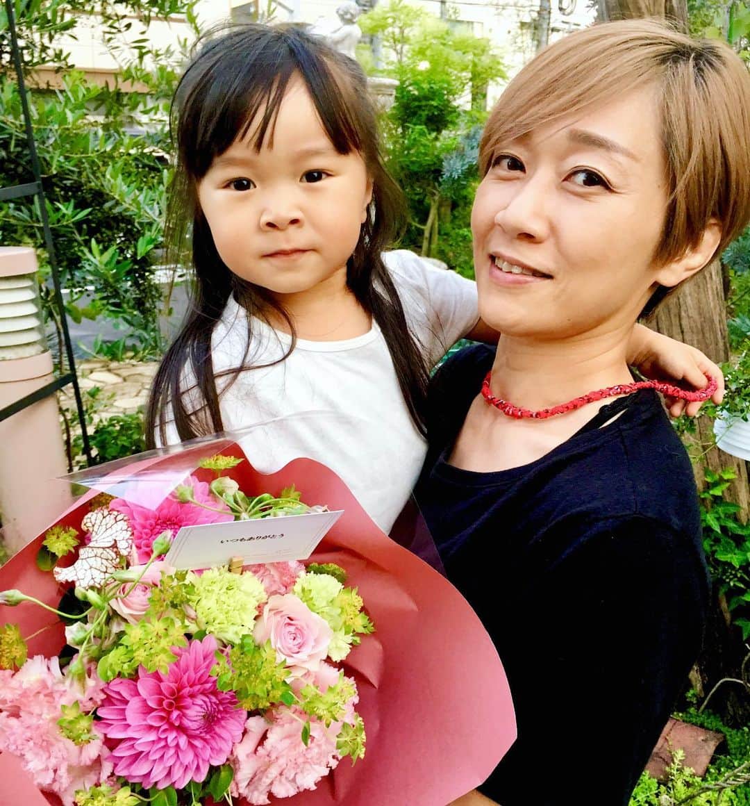 藤井惠さんのインスタグラム写真 - (藤井惠Instagram)「父の日なのに お花もらってしまいました。  #ありがとう 🌼 #母親3才」6月16日 21時54分 - megumi_fujii