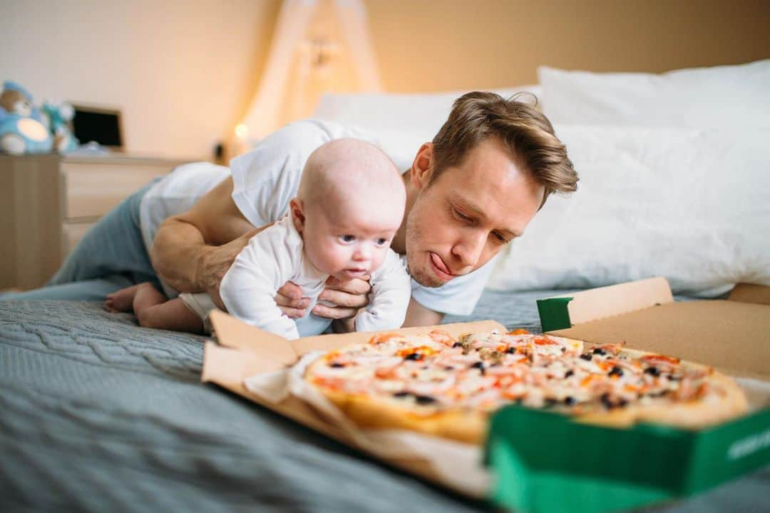 ニナ・ビスローバさんのインスタグラム写真 - (ニナ・ビスローバInstagram)「Happy Father’s Day @vitdurkin 👨🍕😍😍😍 самые любимые фотокарточки теперь такие #маленькиййодик」6月16日 22時05分 - ninavislova