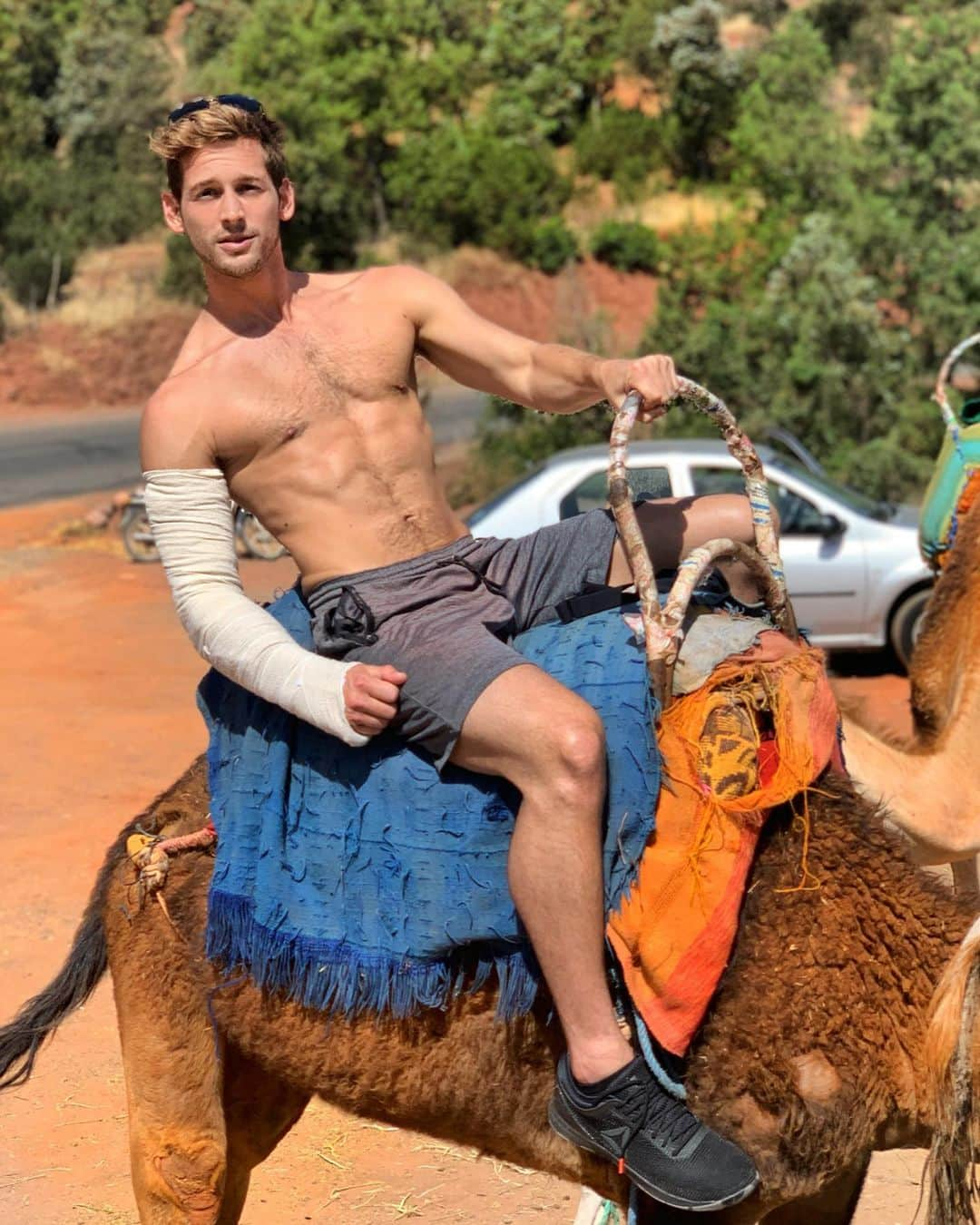 マックス・エマーソンさんのインスタグラム写真 - (マックス・エマーソンInstagram)「Parking can be hard here. Please follow @thealternativemorocco for #LGBT friendly tours in a country that is currently trying to do better. 📸 @andrescamilo___」6月16日 22時06分 - maxisms