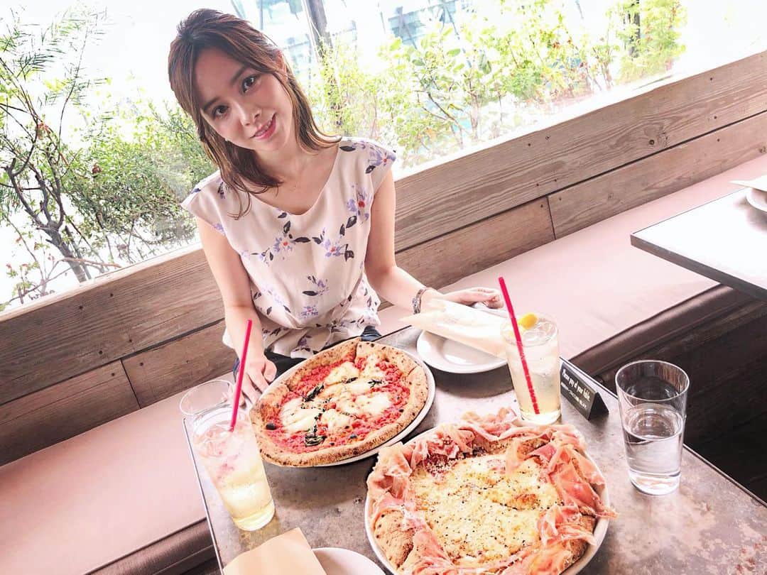 黒澤詩音のインスタグラム：「*﻿ ﻿ 先日、りなちゃんと #lunch した﻿ #pizzeriacanter🍕﻿ ﻿ テラス席が気持ちいい季節！﻿ ﻿ ﻿ 夏本番を前に、﻿ #東京素肌クリニック さんで﻿ フォトフェイシャル、ビタミンCのイオン導入、美肌ライト照射 をしました ！﻿ ﻿ 先生にスキンケア上手に出来てるって言って頂けて嬉しかった🥺﻿ ﻿ ﻿ ちなみに、#キレイパス のチケットを利用しました！オススメですよ😊 ﻿ ﻿ #美容 #アナウンサー #表参道ランチ #omotesando #meijijingu」