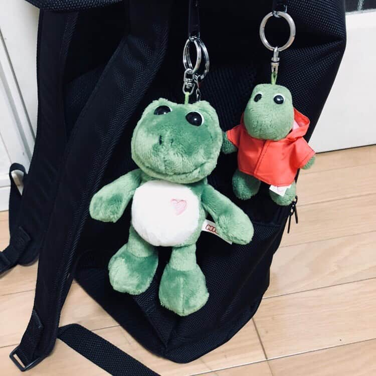 鈴木くるみさんのインスタグラム写真 - (鈴木くるみInstagram)「学校のカバン！！ かえる🐸  #学校 #カバン #リュック #かえる #カエル #キーホルダー #梅雨 ##可愛い #かわいい #好き #すき #大好き #だいすき #」6月16日 21時58分 - kurumi_akb48