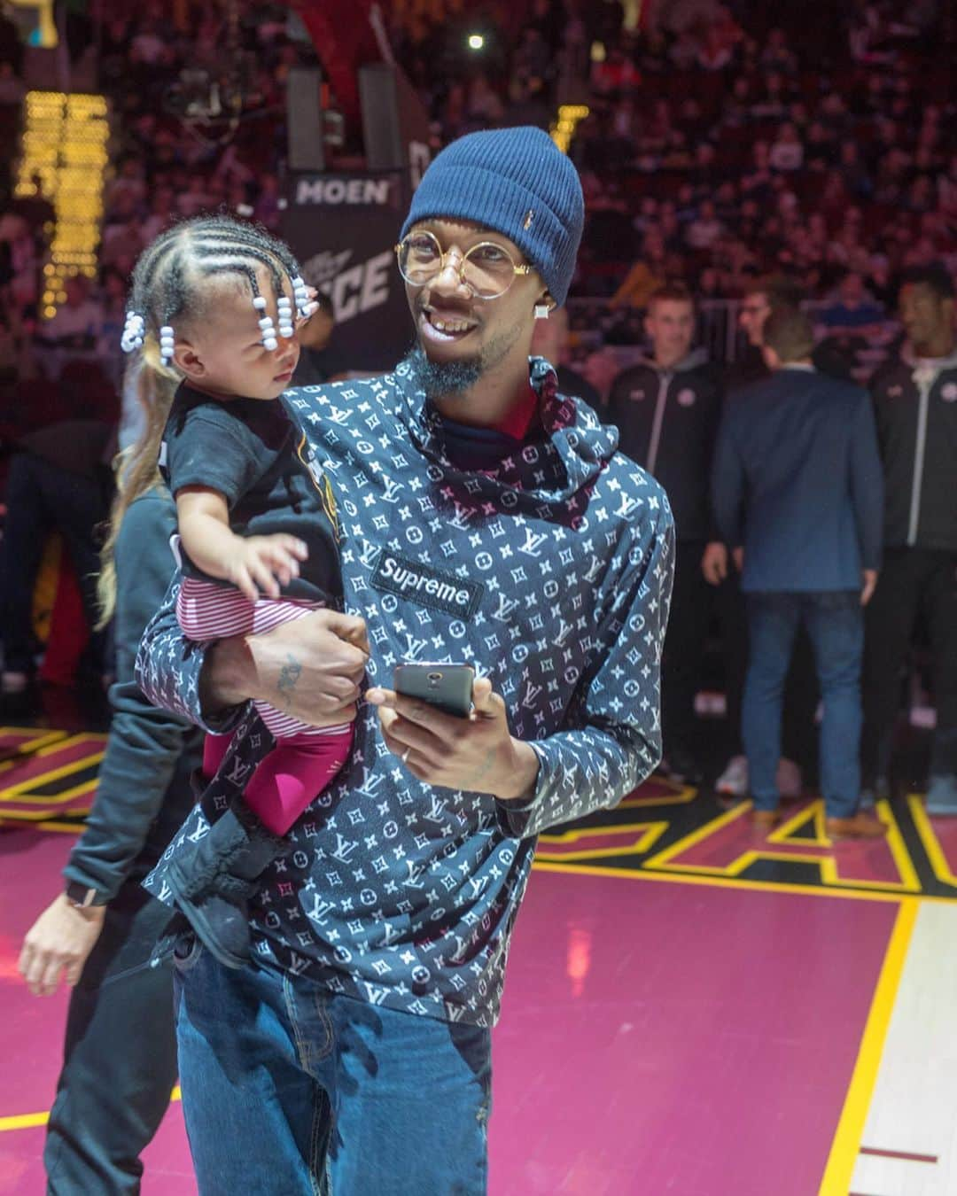 キャブスさんのインスタグラム写真 - (キャブスInstagram)「Today we’re wishing all the dads in @cavswgnation a very happy #FathersDay! Thanks for everything, dad! 💙」6月16日 22時01分 - cavs