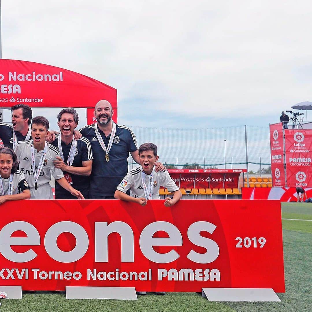 LFPさんのインスタグラム写真 - (LFPInstagram)「📸 Winners celebrate! 🏆😄 • #RealMadrid #LaLigaPromises #Win #LaLiga」6月16日 22時01分 - laliga