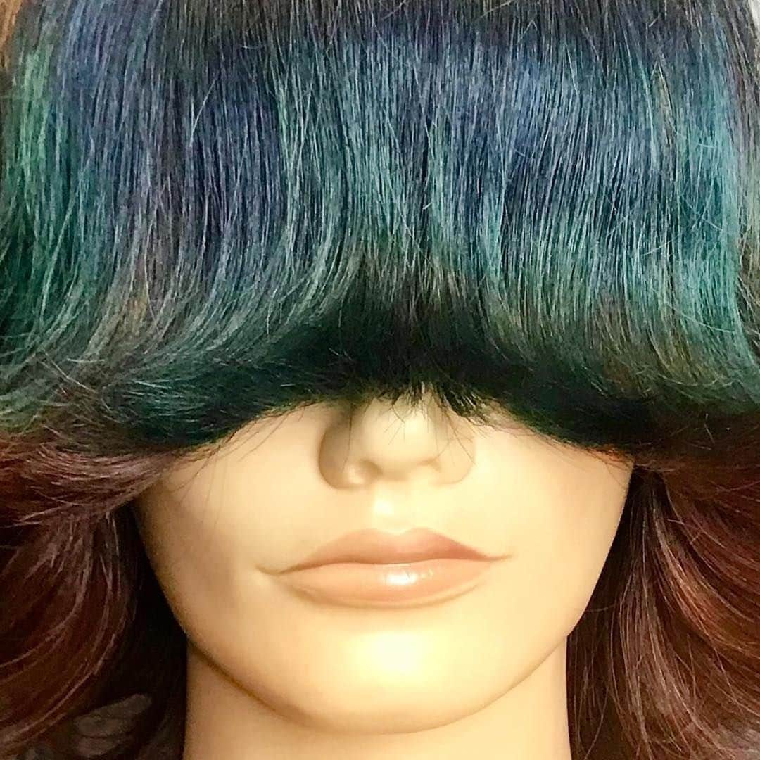 Sam Villaさんのインスタグラム写真 - (Sam VillaInstagram)「Looking for the best way to remove weight from heavy #fringe? The #SamVilla Signature Series InvisiBlend Shear is a unique shear developed to create seamless, smooth edges. The shear is specifically designed to push the #hair forward, and allow the teeth to cut shorter and longer hairs for a blended result. This gives the ability to remove excess bulk without the concern of seeing lines within your sections. This can occur when using a traditional thinning shear.⠀ ⠀ Read more about this (AND SHOP THIS SHEAR AT 20% OFF FOR A LIMITED TIME!) through the link in bio! ⠀ ⠀ hair by @redken artist @roberto_riccardo at the #RedkenExchange.」6月16日 22時02分 - samvillahair
