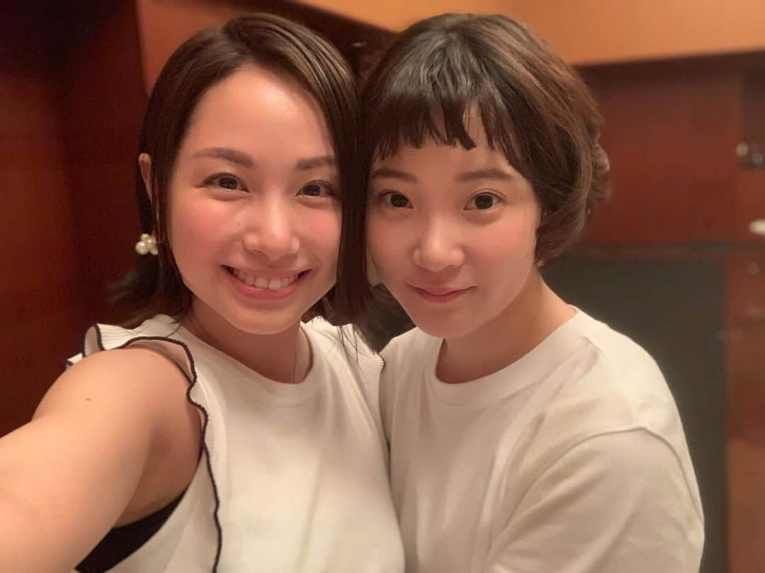 寺田有希さんのインスタグラム写真 - (寺田有希Instagram)「舞台 #推定恋愛 千秋楽終わりましたあああ！！！！ ・ ・ 4度目の出演。 いろんな想いを抱えながらも、とにかくお客様に楽しんでもらえる作品を…！と、挑んだ結果……… ・ ・ 千秋楽の終演後。 お客様がキラキラ輝いているように見えました。何か温かなものを持って帰って頂けたのなら本望です ・ ・ 素敵なメンバーだったなあ… 1人1人との写真を載せてみた(*´꒳`*) 本当に、本当に素敵で、仲間に入れて幸せでした ・ ・ プロデューサーの千代さん(@shota_chiyo )とだけ写真を撮り忘れたのは、内緒ね🤫笑笑 ・ ・ ご来場ありがとうございました！ とりあえず打ち上がってきます！！ ・ ・ #舞台 #千秋楽 #ご来場ありがとうございました #寺田有希 #teradayuki」6月16日 22時02分 - terada_yuki