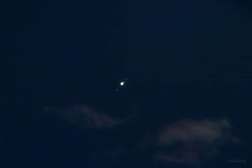 KAGAYAさんのインスタグラム写真 - (KAGAYAInstagram)「空をご覧ください。 南に小望月が輝いています。 月の左下に見えている明るい星は木星です。 写真は今望遠鏡を使って撮影した同じ倍率の月と木星です。 木星のそばには木星の四大衛星も写っています。 満月は明日です。」6月16日 22時03分 - kagaya11949