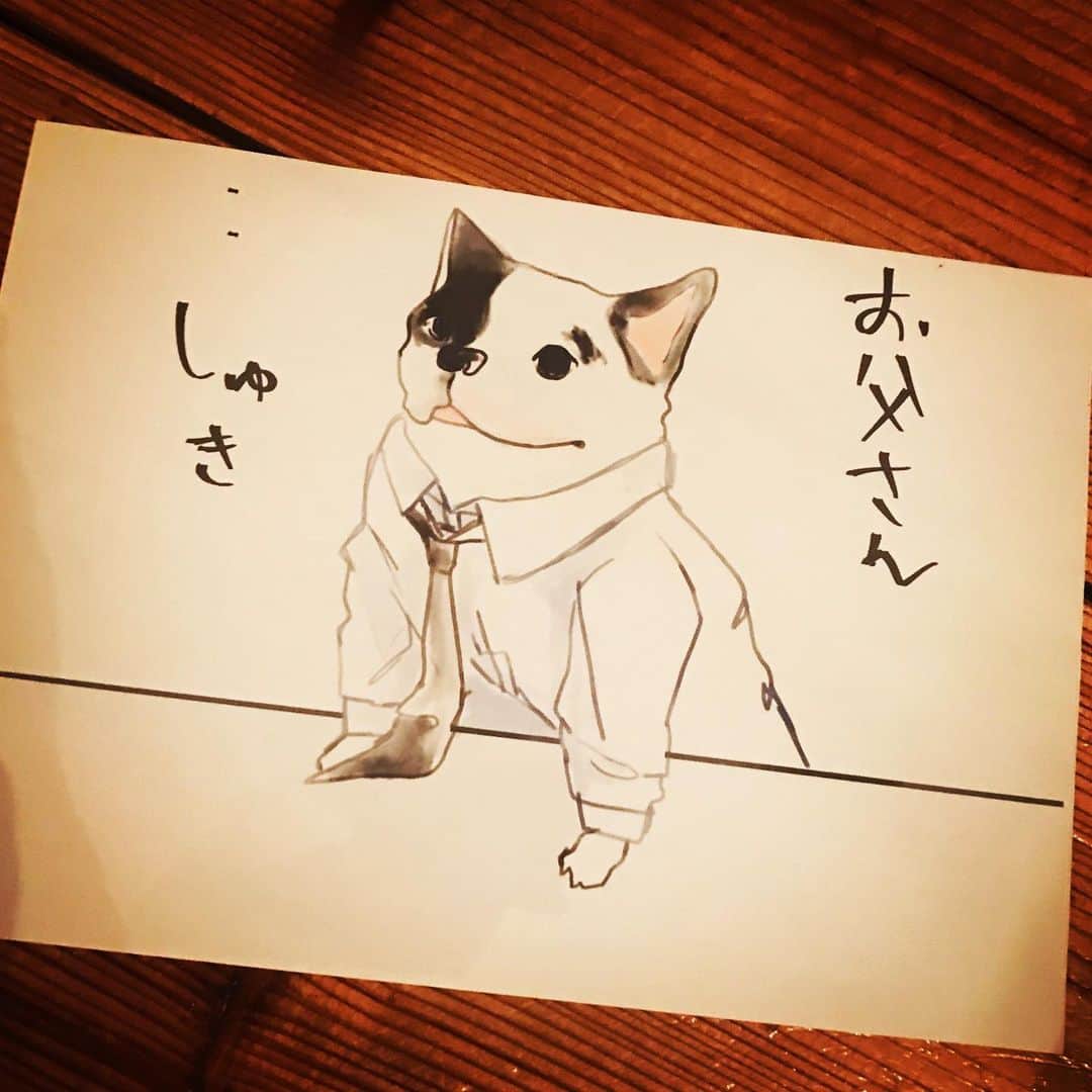 のインスタグラム：「父の日に 宝探し的な手紙から 辿りついた子供達からのメッセージと プレゼント。 ありがとうねー  ネクタイしないけど ネクタイ締めた気で頑張るよ。笑  #父の日」