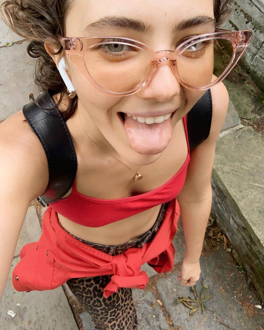 Amelia Zadroのインスタグラム：「Gimme a beautiful space (@we_are_vegan_everything 🙏🏻) to guide meditation and cacao ceremony avec @thecacaoclub amongst pouring rain and way too many people to interrupt the plans for it all New and old friends coming together to #TUNEIN , to ‘fill the cup’ and connect from wholeness Then an hour of wild dancing and sleeping in the sunshine.. Aaaand this is what u get ⬆️ Happy Sunday ppl ❤️」