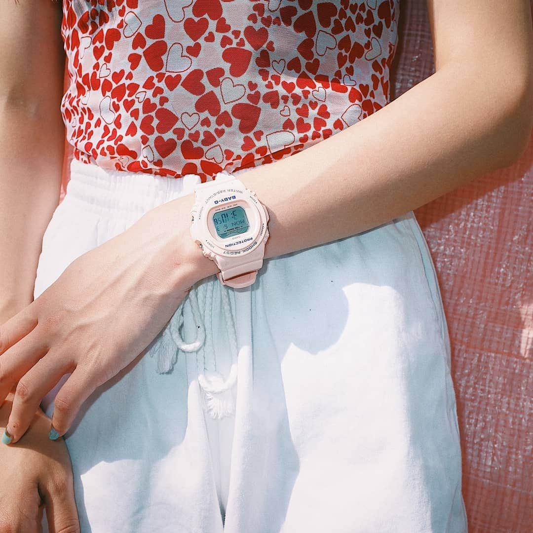 CASIO BABY-G Japan Officialさんのインスタグラム写真 - (CASIO BABY-G Japan OfficialInstagram)「BABY-G 2019 SUMMER STYLE  @babyg_jp × @rrr_tokyo 『 TOKYO COLORFUL TIME 』 ■ Watch Model : BLX-570-4JF(pink)  PRICE：¥9,500＋tax ■ Model：@ayanen_11  キュートなハート柄のキャミソールとブラックのTシャツをレイヤード。オーバーサイズのシャツ、パンツを合わせて少しボーイッシュさも加えた、サイズで遊んだ甘すぎないコーデ。  レトロなラウンドケースにパステルピンクのBABY-Gがコーディネートのアクセントに。  camisole/shirts：@rrr_vintage other：モデル私物  #BABY_G #babyg_jp #CASIO #Watch #Watches #TokyoColorfulTime #Japan #Tokyo #Harajuku #Fashion #ColorFashion #SummerFashion #ootd #Wear #Used #Vintage #カラフル #ファッション #時計 #夏  #コーデ #rrrtokyo  #rrrvintage」6月16日 22時09分 - babyg_jp