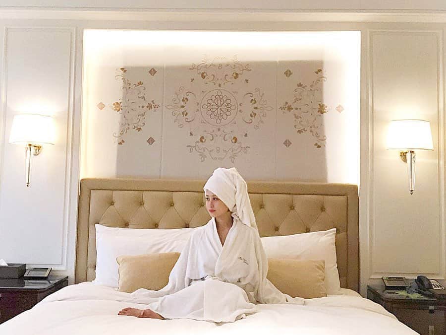 のインスタグラム：「台北で泊まったホテル The Okura Prestige Taipei 🏨 . . アップグレードしてもらえて、 一人でキングサイズのベッドを 利用させて頂いたのでセレブ気分🤣❤︎ . . 帰国後、 田町にあるレナトゥスクリニックで 背中の2回目#医療脱毛 照射してもらいました👙✨ @renaclishusoe . . 全身の医療脱毛¥189000(5回)の安さ💰🙆‍♀️ 私の紹介でさらにお得になるので よかったら使ってみてね♫ ≫≫ クーポンno.09 . . 夏は水着も着るから早くすべすべになりたい💕 . . #theokuraprestigetaipei  #台湾 #台北 #台湾旅行 #台湾ホテル #ホテルレポ #taipei #travel #trip #あおぞら旅日記 #レナクリ#レナトゥスクリニック#RENATUSCLINIC#田町#東京#港区#三田#医療脱毛#脱毛#リフトアップ#副田周#キャンペーン#美容皮膚科#HIFU#ハイフ#AGA#PR」