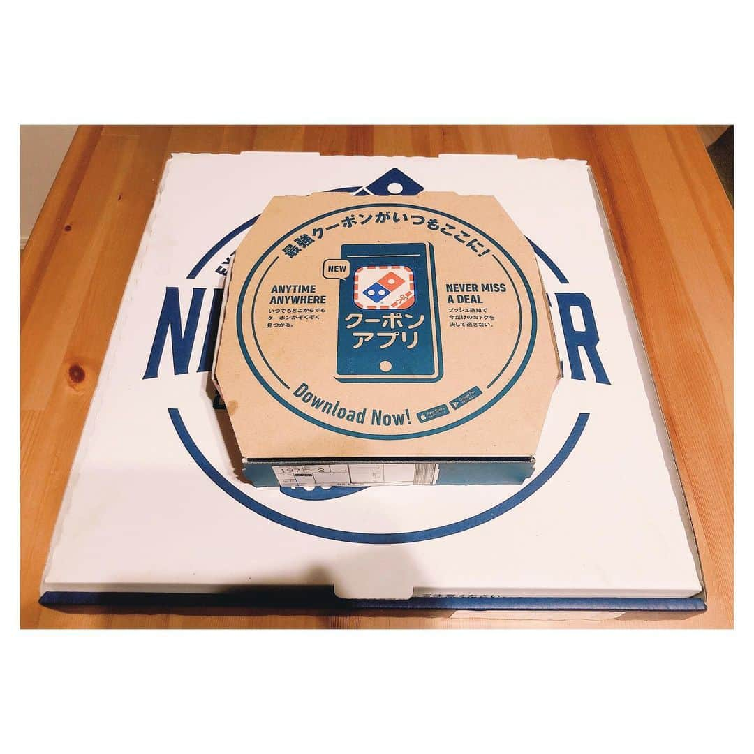 トリイクニコさんのインスタグラム写真 - (トリイクニコInstagram)「食べたかったやーーつ🍕🍕🍕 . . “ NEWYORKER 1kg ULTRA CHEESE ” by DOMINOピザ . . 父の日という理由をつけてみんなで食べましたw 2週間限定メニューらしい🤔 . めっちゃおいしい✨ けど１枚でいいww . ３枚目▶︎上の箱Mサイズw チーズのやつデカすぎでしょ🤣🤣 . #これ全部で3824カロリー😂 #1ピース478キロカロリーww #悪魔の食べ物 #父の日」6月16日 22時14分 - toriicamera