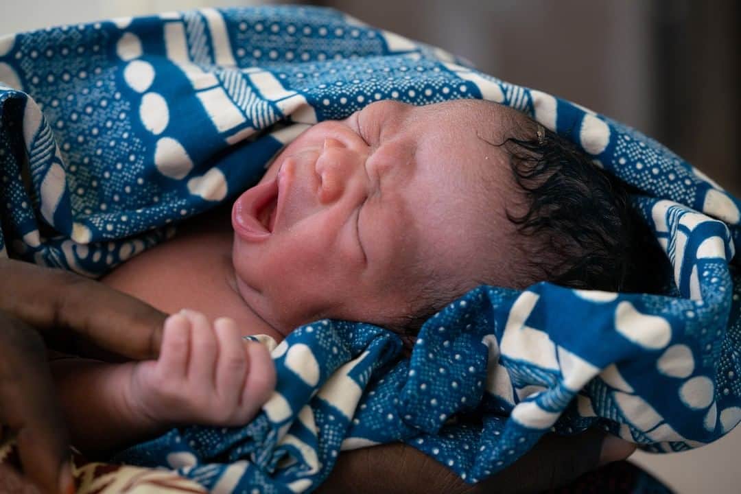 unicefさんのインスタグラム写真 - (unicefInstagram)「Two hours ago, this baby girl was born to proud parents in Nigeria. Her mother Hajara was nervous, having lost her first and second babies because she couldn’t access health care. But today, mother and child are in the safe hands of a UNICEF-trained midwife.  Hajara is looking ahead with hope. “I want my baby to become a doctor when she grows up so that she can help women as they are helping us now,” explains the mother. “She may change my life.” #EveryChildALIVE © UNICEF/UN0261804/van Oorsouw」6月17日 3時45分 - unicef