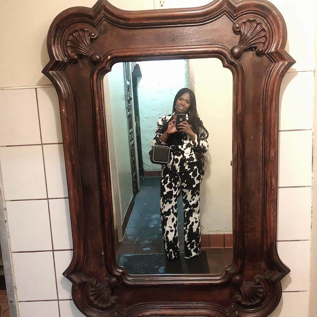 Lacy Redwayさんのインスタグラム写真 - (Lacy RedwayInstagram)「Bathroom mirror 🤳🏾 .  What 60 min at the groove can get you. Had an hour to find something to wear lastnight and this is what I picked up.」6月17日 3時45分 - lacyredway