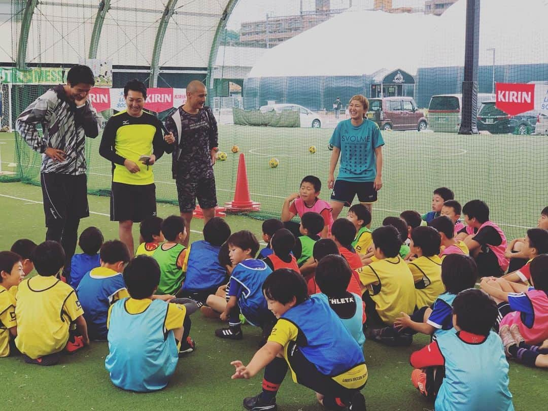 丸山桂里奈さんのインスタグラム写真 - (丸山桂里奈Instagram)「今日は朝から仙台へ⚽️KIRINさんと西友さんとのタッグでのサッカー教室に参加させていただきました。最近たくさんありがたいことに呼んでいただき、終わった時には特に身体の力を全てもってかれるくらい全身全霊でやらせていただいてます🤭👍 そして、本日はなななんとあの平山相太さんとご一緒だったので夢の2トップでしたよ。最高に楽しかったです♫そして、平山相太さんがいるとまず浮き玉のパスをまず一度当ててという形でしたが、現役の時にこういう選手がいたら楽だなーと、一番味方にほしい選手だなと改めて思いました😊🤲👍平山相太さん、ありがとうございました。そしていつもながら、元Jリーガーの近藤岳登さんがMCで、とにもかくにも見た目も面白いし、超絶な話術でみんなが虜になってました！いつもなからありがとうございました🤭⭐️ こうして、サッカーを引退してからも続けていける環境を作ってくださり、感謝しかありません。関係者さま全てのみなさま、ありがとうございます🤲🤲🤲 ワールドカップも、東京五輪に向けてもサッカーを盛り上げていけるように頑張ります👏そして、私も東京五輪に向けてどうしてもやりたい夢があります。聖火リレーのスタートで走りたいという思いがあります。なぜならば2020年３月２６日というなんと私のお誕生日で、なおかつ福島なのです。福島にはまだお家があり、サッカー人生の新たな扉を開いてくれたのも福島なので、なんとしてでも叶えたい夢なのです⭐️ということで、自分らしくいろんなことにチャレンジできるように頑張りたいと思います👍👍👍 #KIRINさん #西友さん #サッカー教室 #サッカーが繋げてくれる #サッカー愛 #絆 #近藤岳登さん #平山相太さん #サッカー盛り上げます #私の夢 #2020年に向けて #実現出来るよう頑張ります #いい意味で #インスタバエ」6月16日 22時24分 - karinamaruyama