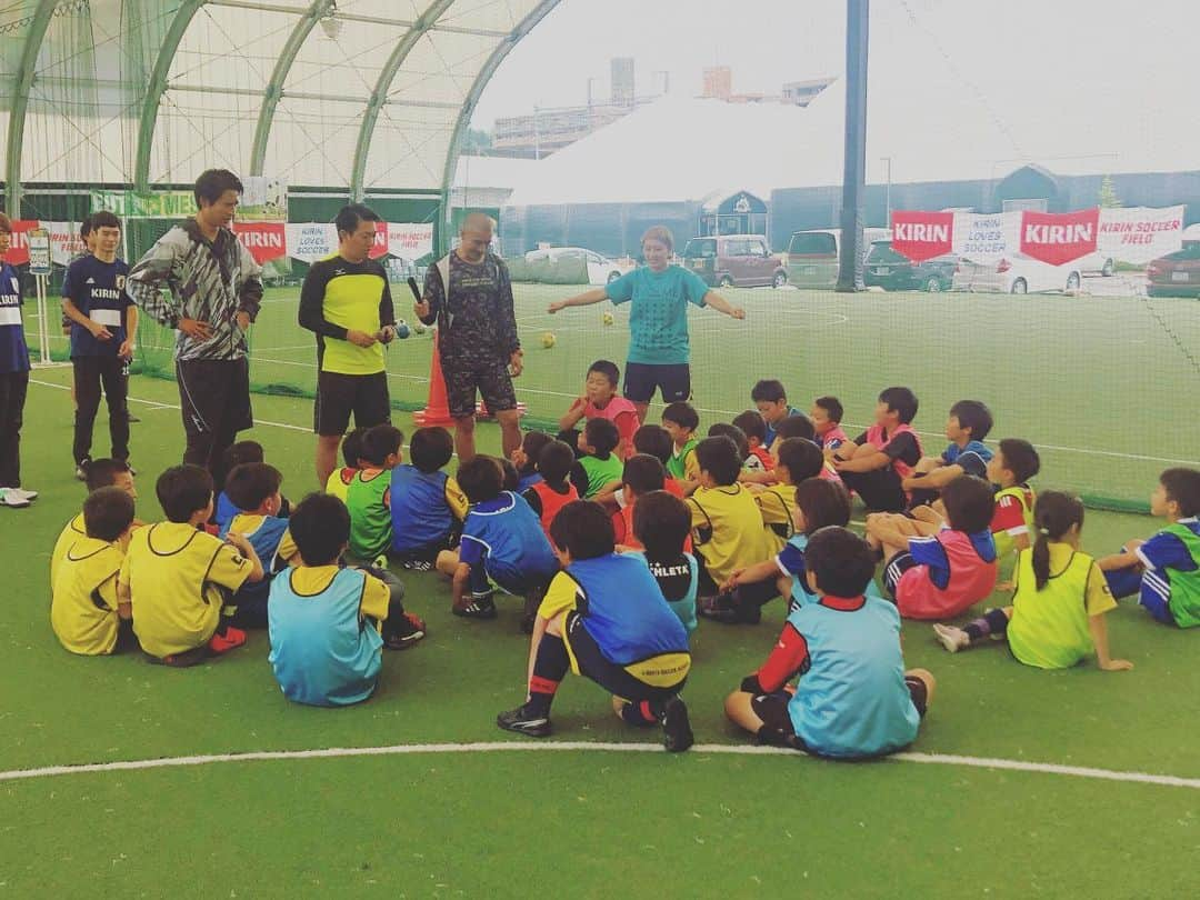 丸山桂里奈さんのインスタグラム写真 - (丸山桂里奈Instagram)「今日は朝から仙台へ⚽️KIRINさんと西友さんとのタッグでのサッカー教室に参加させていただきました。最近たくさんありがたいことに呼んでいただき、終わった時には特に身体の力を全てもってかれるくらい全身全霊でやらせていただいてます🤭👍 そして、本日はなななんとあの平山相太さんとご一緒だったので夢の2トップでしたよ。最高に楽しかったです♫そして、平山相太さんがいるとまず浮き玉のパスをまず一度当ててという形でしたが、現役の時にこういう選手がいたら楽だなーと、一番味方にほしい選手だなと改めて思いました😊🤲👍平山相太さん、ありがとうございました。そしていつもながら、元Jリーガーの近藤岳登さんがMCで、とにもかくにも見た目も面白いし、超絶な話術でみんなが虜になってました！いつもなからありがとうございました🤭⭐️ こうして、サッカーを引退してからも続けていける環境を作ってくださり、感謝しかありません。関係者さま全てのみなさま、ありがとうございます🤲🤲🤲 ワールドカップも、東京五輪に向けてもサッカーを盛り上げていけるように頑張ります👏そして、私も東京五輪に向けてどうしてもやりたい夢があります。聖火リレーのスタートで走りたいという思いがあります。なぜならば2020年３月２６日というなんと私のお誕生日で、なおかつ福島なのです。福島にはまだお家があり、サッカー人生の新たな扉を開いてくれたのも福島なので、なんとしてでも叶えたい夢なのです⭐️ということで、自分らしくいろんなことにチャレンジできるように頑張りたいと思います👍👍👍 #KIRINさん #西友さん #サッカー教室 #サッカーが繋げてくれる #サッカー愛 #絆 #近藤岳登さん #平山相太さん #サッカー盛り上げます #私の夢 #2020年に向けて #実現出来るよう頑張ります #いい意味で #インスタバエ」6月16日 22時24分 - karinamaruyama