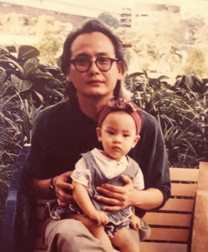 ソニアのインスタグラム：「My family had a good time digging up some old pictures while celebrating Father’s Day today, and this first one is just a reminder of how much cooler my dad was than I am when he was young 🤣😎 Swipe for photos with my pretty mom, and from a kindergarten concert that my dad shot, ending with a pic that clearly shows nothing has changed from then till now 🤦🏻‍♀️ Love you papa, thank you for shaping me to become the person I am today.  Hope you had a good one with your dads. Have a fabulous week ahead ♥️ #SmolMe」