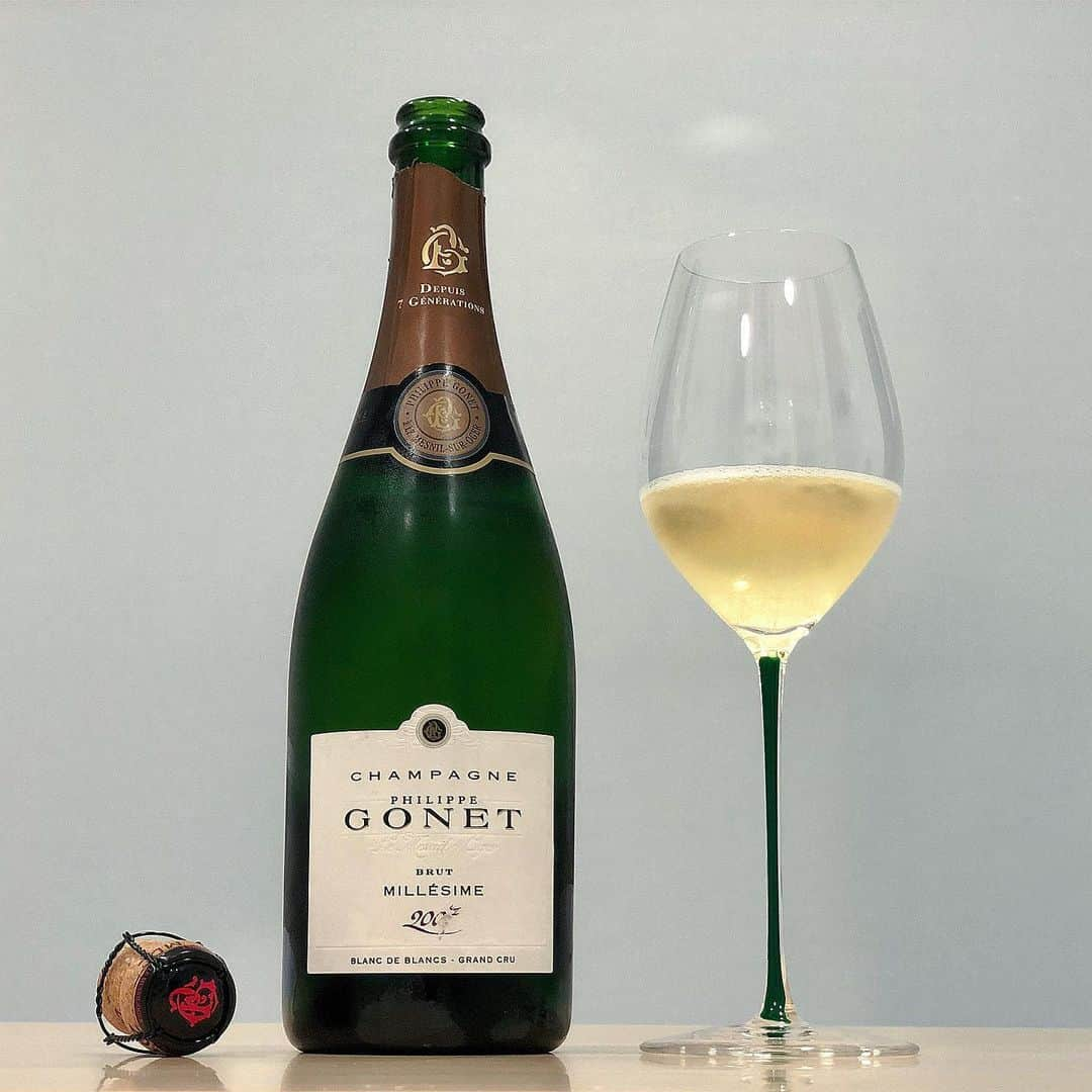 エンリケ・ソラ・クレメンテさんのインスタグラム写真 - (エンリケ・ソラ・クレメンテInstagram)「Philippe Gonet Blanc de Blancs Brut Millésime 2007, a pure and opulent Chardonnay. Champagne Philippe Gonet perpetuates a legacy anchored in one of the most wonderful wines of the famous Côte des Blancs. Here, in Le Mesnil-sur-Oger, chardonnay and chalk merge into an exceptional alchemy, expressing with extraordinary power the uniqueness of this terroir. Pierre and Chantal take care of their vineyards and champagnes allowing the precious nectars to ripen optimally in the dim light of their cellars. ———— Philippe Gonet Blanc de Blancs Brut Millésime 2007, un Chardonnay puro y opulento. Champagne Philippe Gonet perpetúa un legado anclado en uno de los vinos más maravillosos de la famosa Côte des Blancs. Aquí, en Le Mesnil-sur-Oger, el chardonnay y la tiza se funden en una alquimia excepcional, expresando con extraordinario poder la singularidad de este terroir.  Pierre y Chantal cuidan sus viñedos y champagnes permitiendo que los preciosos néctares maduren óptimamente en la tenue luz de sus bodegas. • • • • • #vino #vin #vinho #вино #ワイン #紅酒 #wein #champagne #winelover #wineinfluencer #winetime #foodporn #food #winecellar #wineporn #instawine #winetasting #sommelier #foodandwine #champagnelover #lemesnilsuroger #philippegonet #gonet #blancdeblancs #🍾 #🍷 #🥂 #grandcru #millesime #riedelglass」6月16日 22時17分 - kike_sola