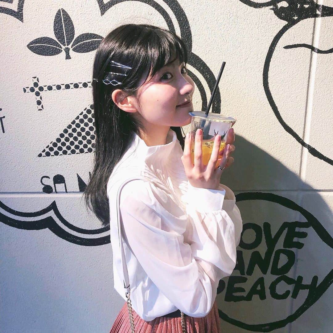 のインスタグラム：「THEALLEYの期間限定のレモンルル🍋 とっても美味しかった〜🤤🤤 お洋服は @lilyboutique_official のだよ❤︎ #thealley #レモンルル #レモネード #lilyboutique #ブラウス #めぐコーデ #ヘアピン #ヘアピンアレンジ #lattice #プチプラ」