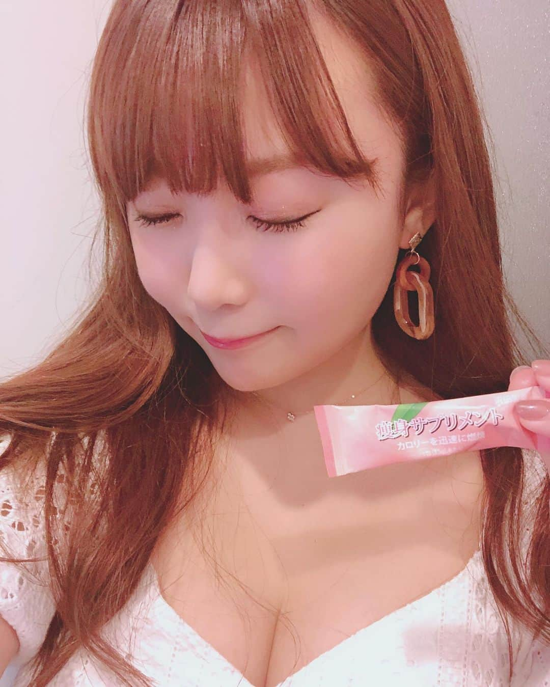 星野めいさんのインスタグラム写真 - (星野めいInstagram)「【美容の話】 . 先月お誕生日があり、 毎日おいしいご飯を食べて かなり太ってしまった私😢 . そんな時、香港で発売される日本製サプリメント沢田製薬さんのモニターに選んでいただきました👏！！ . . ただダイエット効果だけでなく、 体の免疫力をつけてくれるものなので  夏本番に向けて体を整えるのにもピッタリ🌼♡ . . #沢田製薬 #痩身 #サプリメント #脂肪燃焼 #酵素 #キトサン #消化器官の改善 #乳酸菌 #日本製#Fatblockpowder #peachjuice #weightloss #ondiet #slimming #madeinjapan」6月16日 22時18分 - pometaaan