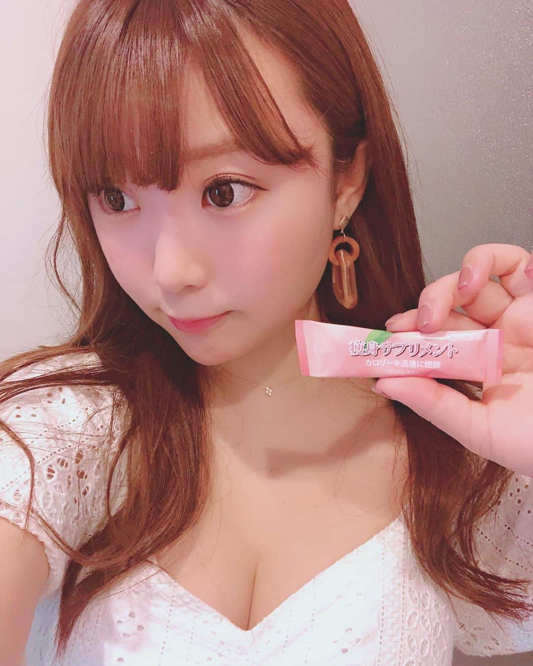 星野めいさんのインスタグラム写真 - (星野めいInstagram)「【美容の話】 . 先月お誕生日があり、 毎日おいしいご飯を食べて かなり太ってしまった私😢 . そんな時、香港で発売される日本製サプリメント沢田製薬さんのモニターに選んでいただきました👏！！ . . ただダイエット効果だけでなく、 体の免疫力をつけてくれるものなので  夏本番に向けて体を整えるのにもピッタリ🌼♡ . . #沢田製薬 #痩身 #サプリメント #脂肪燃焼 #酵素 #キトサン #消化器官の改善 #乳酸菌 #日本製#Fatblockpowder #peachjuice #weightloss #ondiet #slimming #madeinjapan」6月16日 22時18分 - pometaaan