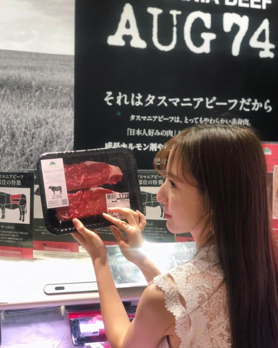 平木愛美さんのインスタグラム写真 - (平木愛美Instagram)「イオンスタイル碑文谷でお買い物〜🥒🍅 ここのスーパー本当に品揃えが多くて、大好き！！！ 「自然とからだに優しい、心豊かなくらしを。」 というコンセプトの'グリーンアイ'商品も豊富に置かれてあるんです。  前から何度か発信もしたりしているこのライン。私ほんとに大好きで🌿  今回お料理するのはこの、タスマニアビーフ。  スーパーのコーナーの中でもひときわ目立つこの存在感のあるお肉！！！ ついつい惹かれちゃいます。  オーストラリアの南海岸沖にある離島で空気が綺麗なタスマニアで育った牛。🇦🇺 イオンの直営牧場で育てられているから、しっかり管理され…飼料には成長ホルモン剤、抗生物質、肉骨粉、遺伝子組換え作物を一切不使用。 とのこと。 それでいて、コスパもとてもよい！！！贅沢なのに、手を出せないお値段じゃないのが本当、嬉しいところ♡ . 今回はステーキを焼きたくてランプのお肉を選んだけど、タンもヒレもシャトーブリアンも…美味しそうすぎる部位が豊富にあるんだよ〜〜🥺💞💞 . 最近、あいかわらずごはんはつくってはいるのですが、お料理全然インスタ載せてなかったので、ステーキ焼いたら…久々に更新します✌︎ '身体は食べるものでつくられている'ファスティングをする上で学んだことで、、 健康に、からだに優しいものを日々もりもりしっかり美味しく食べて、そしてまた落ち着いたらファスティングするかな🧚‍♂️ . #タスマニアビーフ #トップバリュグリーンアイ #グリーンアイPR #オーガニック #おうちごはん  #organic #food #natural @topvaluofficial」6月16日 22時20分 - manamihiraki