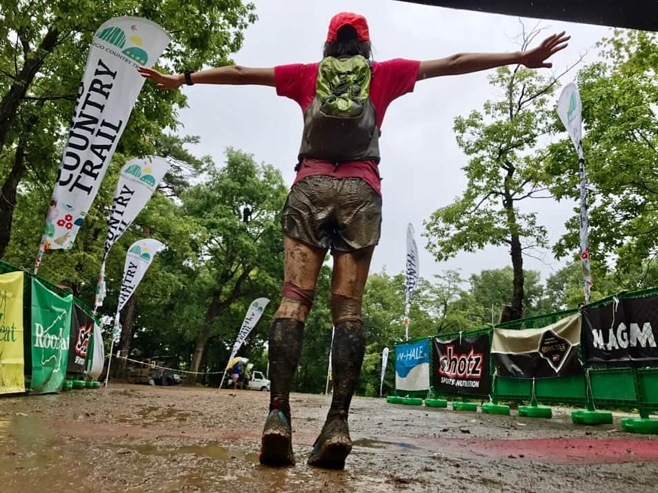 西谷綾子さんのインスタグラム写真 - (西谷綾子Instagram)「越後カントリートレイル2019 51.5km(悪天候により一部カット) 無事にゴール出来ましたーー😭✨ ・ 良かったー‼︎😭 ・ 朝6時スタートし9時間24分07秒‼︎ ワクワク・ハラハラ・ドキドキ・ いろんな感情が溢れ出ました！！ ・ ・ レース序盤から気にしていた雨が…😱 さらに風も強く‼︎☔️🌬🍃 ・ ・ 一部コースは泥沼の道に😂😂 どう進んだら良いか迷ったー‼︎ 何度も尻もちついたー😂✨ ・ でも楽しく面白かったー‼︎😆 ・ 寒いなか、応援してくださった地元をはじめ、ボランディア・大会運営者の皆さまのおかげです💓 本当にありがとうございました😭✨ ・ 記憶に残り最高の2日間でした‼︎😍 また越後の様子upします♡ ・ #越後カントリートレイル #新潟 #おぐに森林公園 #自然 #トレイルランニング #トレイルラン #出逢い #きっかけ #繋がり #松永紘明 さん #trailrunning #trail #running #sport  #enjoy #happy  #明日の筋肉痛はどうかな？」6月16日 22時21分 - ayako.nishitani