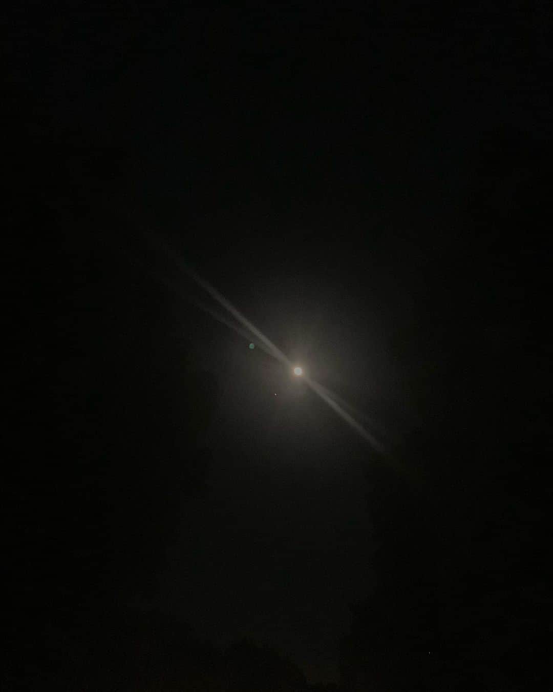 奈月セナさんのインスタグラム写真 - (奈月セナInstagram)「目で見た美しいものを言葉で伝えるのも写真で伝えるのも難しいから、各自で見て欲しい。今日の月は綺麗です」6月16日 22時22分 - natsuki_sena