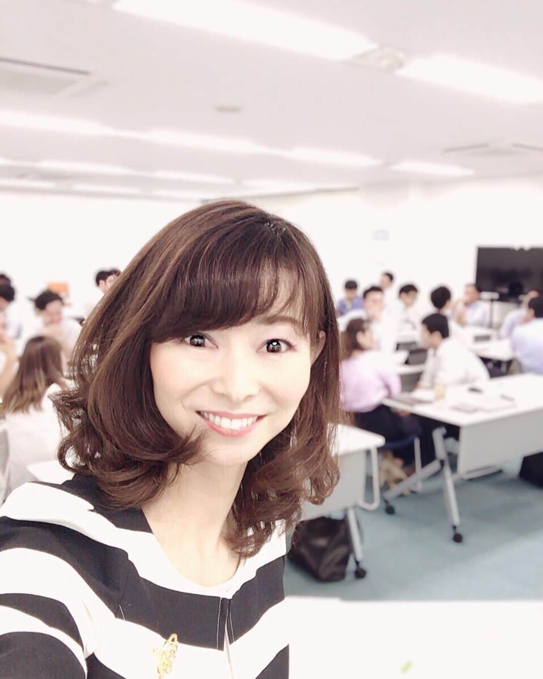 荒生暁子さんのインスタグラム写真 - (荒生暁子Instagram)「東京にて20代若手社員の企業研修。 多面的にコミュニケーションを捉え 実践メインでどんどんやってもらいます。 やった分だけ、自分で手ごたえを感じ 彼らの表情がみるみる変わっていく。 即応用して、 自分の言葉に変えていく 適応力、吸収力の素晴らしさ。 非常勤で教えている大学生と比較して 社会人はこんなにも目が輝き 引き締まった顔つきになるのかなと。 いや、優秀な人材が集まっているのか？ 20歳になる息子を持つ母親なので 大学生も若手社会人も 可愛くてしょうがない。 育てる私たちが、 若者を輝く未来へ導く お手本となっていたいものです。 貴重な2日間を与えて下さった 教育担当の役員の皆様 本当にありがとうございました。 #研修#若手社員研修 #社員研修#コミュニケーション研修#東京出張」6月16日 22時22分 - akikoarao0904