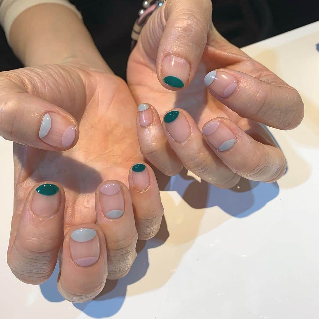 RUBY&ONYX by Kanako Miuraのインスタグラム：「THE 個性派💚💚 ・ ・ ・ 6/17 12:00〜.14:30〜 手足同時可  ご案内可能でございます🥰 その他のお時間もご相談くださいませ。  お子様もお隣に座れるペアルームや個室もございます💡 ・ ・ ・ 🌿月額制もやってます🌿 ○プレミアム会員(ハンド&フット)¥29,800(税抜)・ ○ハンドレギュラー会員¥14,800(税抜)・ ○フットレギュラー会員¥14,800(税抜)・ ・ それぞれ全てのメニューが月に何度でもご利用頂けます。  ご予約、お問い合わせはDMまたは 0354595882 LINE ID：@ rubynail までお気軽にどうぞ💫  #daikanyama#nailsalon#nail#gelnail#rubyandonyx#summer#summernails#handnail#mode#cool#studs#menscare#ART#mirrornails#メンズネイル#メンズケア#定額制ネイル#通い放題#ジェルネイル#ネイル#ノーサンディング#ショートネイル#大人ネイル#クリアネイル#代官山ネイルサロン#トレンドネイル#ニュアンスネイル」