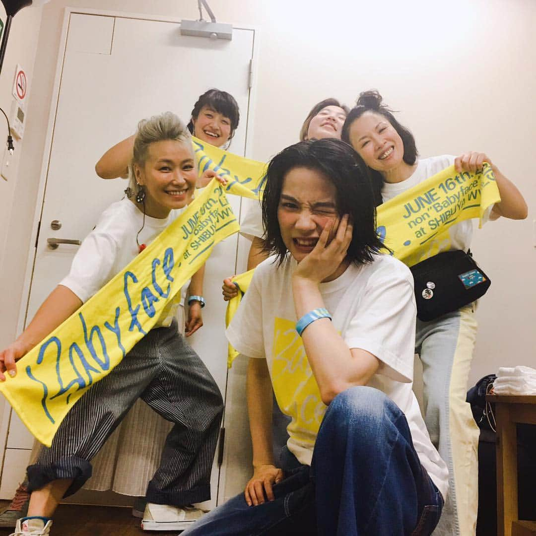 のん（能年玲奈）さんのインスタグラム写真 - (のん（能年玲奈）Instagram)「ベビーフェイスライブ、終了！来てくれたみんなありがとう！ちょー楽しかった！5人verの、のんシガレッツも最高でしょ！😍✌️ #のんベビ #ベビーフェイス #ライブ #渋谷wwwx #のんシガレッツ #やまないガールたちの声すごかった ！ #やまないボーイたちもすごかった ！ #やまないピーポー最高だった ！」6月16日 22時25分 - non_kamo_ne