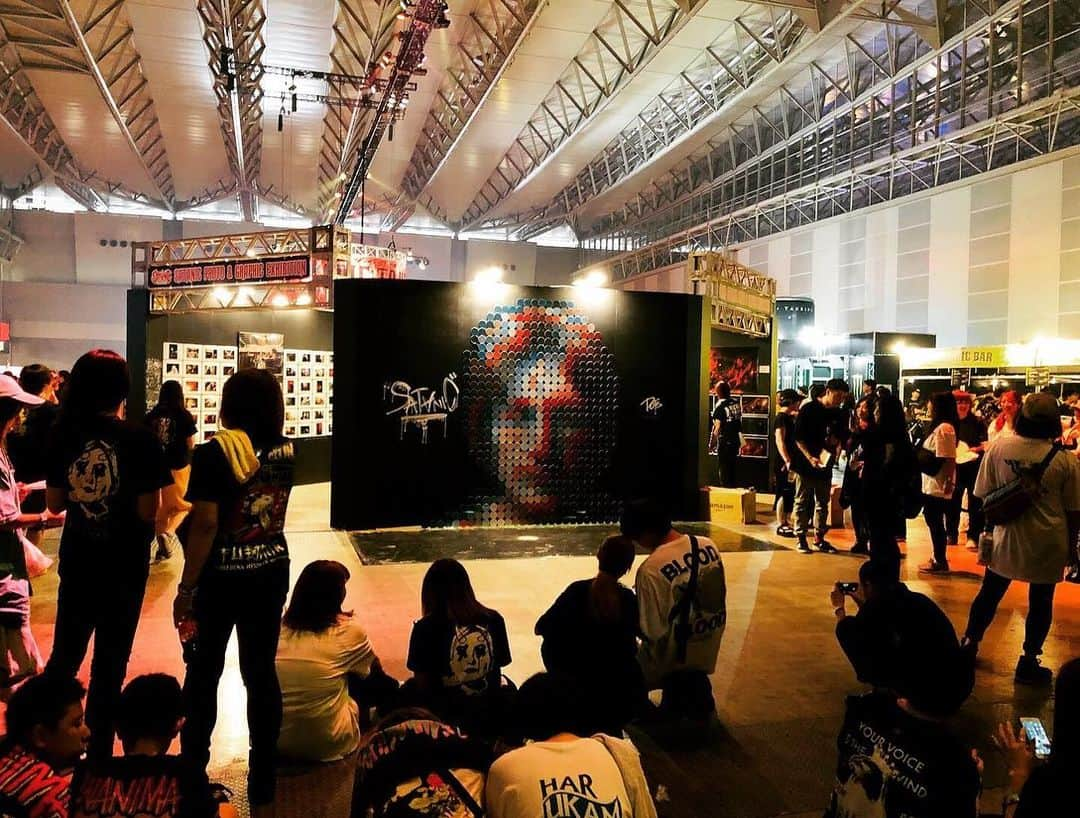 HIDEさんのインスタグラム写真 - (HIDEInstagram)「SATANIC CARNIVAL 2019 DOTS COLLECTIVE ライブペイント終了！ 来てくれたみんなありがとう😊 展示会もあるので是非足を運んでください  明日からは秋に向けて 曲を仕上げていきます！  色々お楽しみに！  John Lennon by DOTS COLLECTIVE  #DOTSCOLLECTIVE #JohnLennon #ジョンレノン #サタニック」6月16日 22時26分 - noisemaker_hide