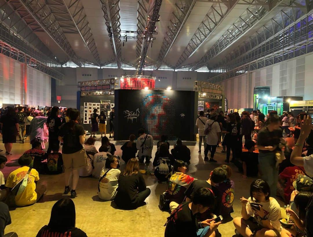 HIDEさんのインスタグラム写真 - (HIDEInstagram)「SATANIC CARNIVAL 2019 DOTS COLLECTIVE ライブペイント終了！ 来てくれたみんなありがとう😊 展示会もあるので是非足を運んでください  明日からは秋に向けて 曲を仕上げていきます！  色々お楽しみに！  John Lennon by DOTS COLLECTIVE  #DOTSCOLLECTIVE #JohnLennon #ジョンレノン #サタニック」6月16日 22時26分 - noisemaker_hide