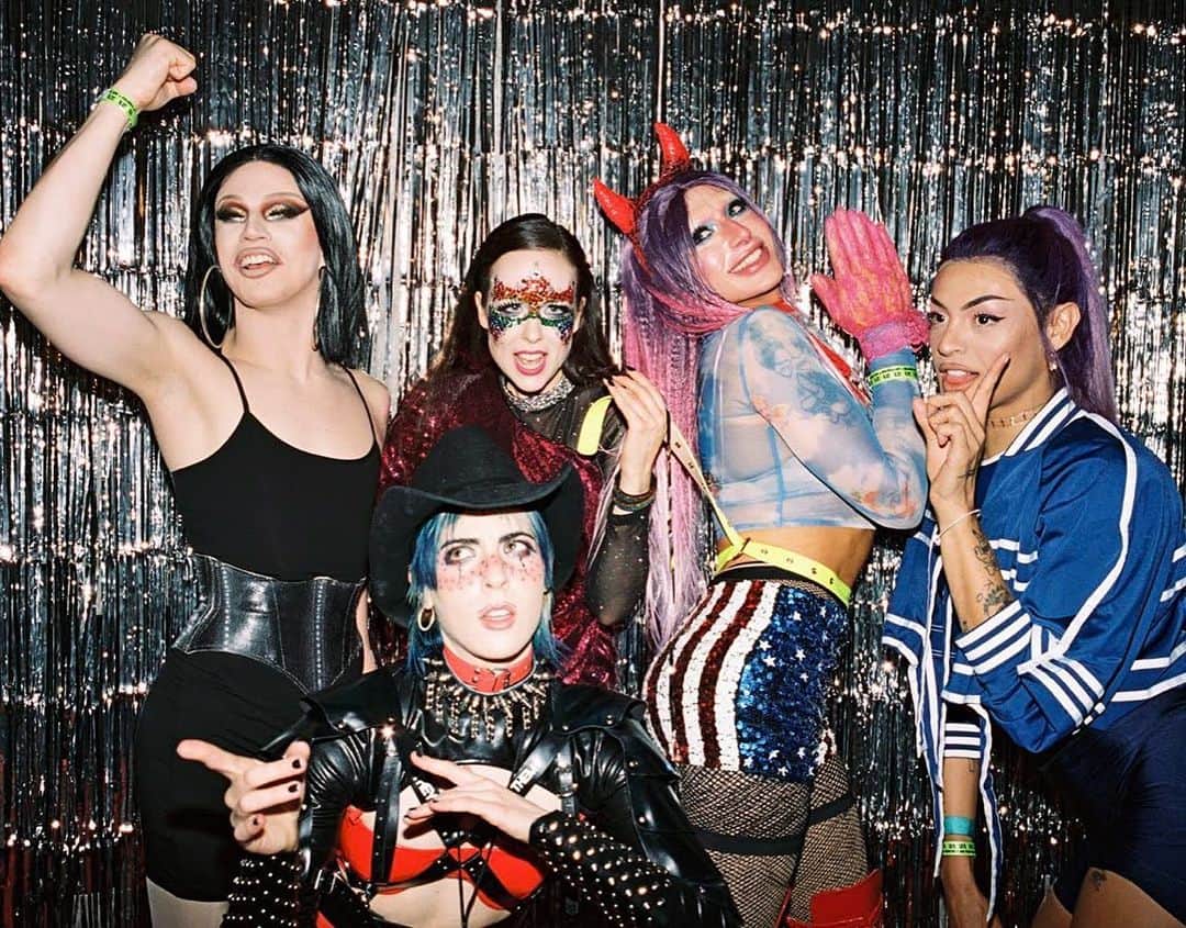 アリー・エックスのインスタグラム：「GAY RIGHTS! 📸 @johnkitsune」