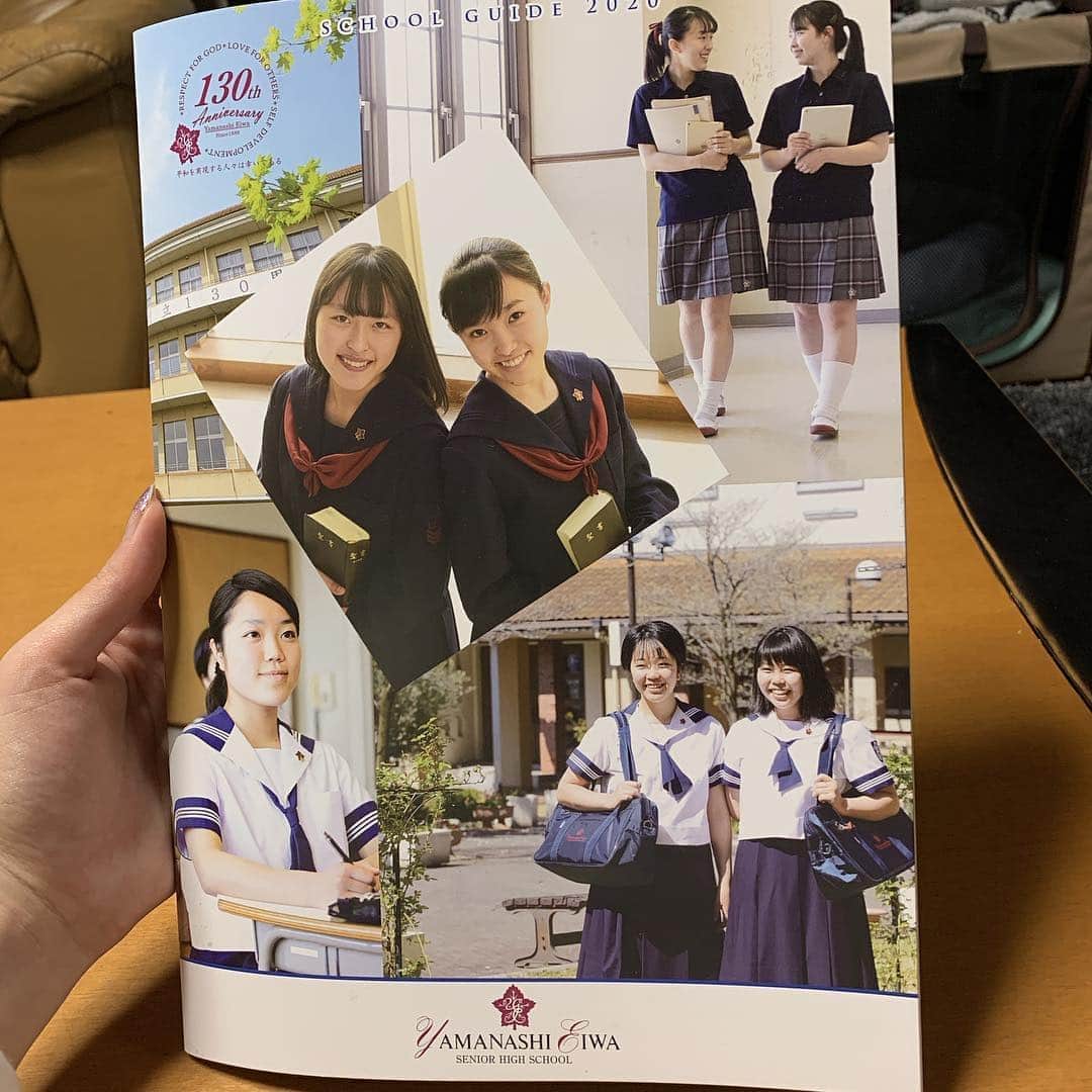 優ひかるのインスタグラム：「なんと実は…﻿ 母校の山梨英和中学校、高等学校の﻿ スクールガイドにコメント﻿ を寄せさせて頂きました。﻿ ﻿ 130周年の歴史がある山梨英和✨﻿ 先生方もすごく﻿ 愛情を持ってご指導して下さいました。﻿ たまに学校にご挨拶に行かせて頂くと﻿ 温かく迎えて頂いて…﻿ ﻿ 在団中も退団後も応援して頂いて﻿ 感謝の気持ちでいっぱいです✨✨﻿ ﻿ 文章にも書かせて頂いた様に﻿ 山梨英和で過ごした3年間は、多感な時期に﻿ 色んな経験をさせて頂き﻿ 出会った仲間達もいつも応援してくれてます。﻿ 皆さんも是非ご興味がありましたら﻿ スクールガイドに目を通して頂けたら♡﻿ ﻿ 英和のセーラー服の制服が﻿ 可愛くて大好きでした❤️﻿ 英和の制服を着たハローキティを﻿ いつも早変わり室に持っていく﻿ カゴに付けてました✨✨﻿ ﻿ ﻿ ﻿ そして、今週の優ひかるのシャイニングタイムは、﻿ 山口貴久子さんにお話をお聞きしました。﻿ 秋田県を拠点とする劇団わらび座に﻿ 所属されていらしゃいました。﻿ ﻿ ミュージカルのお話や秋田愛﻿ そして役作りの為にも農作業も経験される﻿ との事‼️﻿ ﻿ 山口さんが住んでいらっしゃる峡東地区では中々﻿ 身近にダンスや歌、お芝居をする場所がなかった﻿ とお話されていて…﻿ ﻿ 私は、同じ峡東地区出身ですので﻿ 共感する部分も多くて…﻿ 今後私も山梨の芸能の発展に尽力したいな﻿ とお話させて頂きながら改めて感じましたし、﻿ 山口さんの山梨愛そして、﻿ 生徒さん子供たちへの愛も強く感じました。﻿ ﻿ 来週も楽しみに〜✨✨﻿ ﻿ #山梨英和中学校高等学校#甲府﻿ #キリスト教#女子校#出身校﻿ #写真は、確か退団直後…髪の毛伸びたな…笑 #優  ひかるのシャイニングタイム﻿ #YBSラジオ#NNSプレゼンツ#元宝塚#月組﻿ #山口貴久子さん#劇団わらび座﻿ #歌#ダンス#お芝居#ミュージカル﻿ ﻿ ﻿」