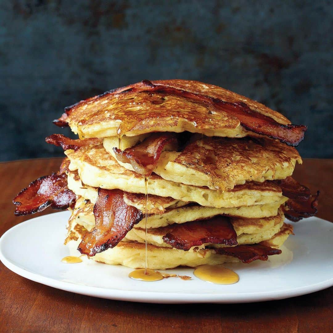 マーサ・スチュワートさんのインスタグラム写真 - (マーサ・スチュワートInstagram)「Does Dad prefer sweet or savory?  Treat him to both this Father’s Day! 🥞 We’re thinking buttermilk pancakes on the menu stacked high and layered with bacon (and drizzled with maple syrup!) for the perfect brunch to celebrate Dad. Grab the full recipe at the link in bio. 📷: Everyday Food」6月16日 22時31分 - marthastewart