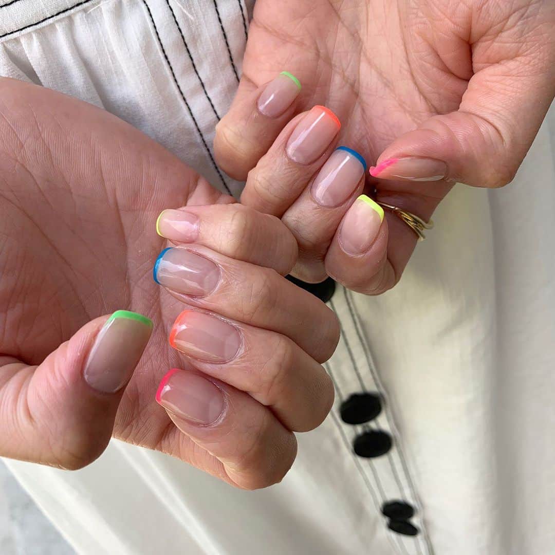 新原愛加のインスタグラム：「. new nail❤︎❤︎ . ネオンカラーフレンチ💗🧡💛💚💙 かわいすぎる…🥺 しゅうちゃんいつもありがとうございます❤︎ . @shu99 @function_nails」