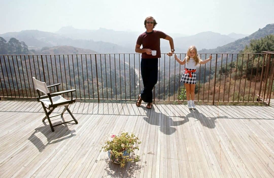 lifeさんのインスタグラム写真 - (lifeInstagram)「Jack Nicholson and his daughter Jennifer standing on the deck at home in Franklin Canyon, Los Angeles, CA in 1969. Happy Father's Day! (Arthur Schatz—The LIFE Picture Collection/Getty Images) #LIFElegends #famousdads #JackNicholson #HappyFathersDay」6月16日 22時35分 - life