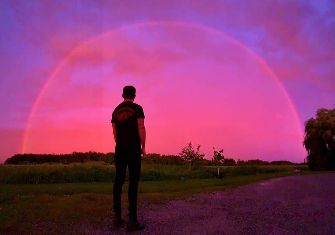 イーライ・リエブのインスタグラム：「If god thinks being gay is a sin, please explain this happening during pride 🌈🏳️‍🌈 Happy pride month #pride (ps: for the record, it is NOT a sin. I’m not into religion but I finally understand “love thy neighbor as thyself”. People can only love you as much as they love themselves. These people that spew hate have had no love in their lives and don’t love themselves. They are only taught fear. They are reflections of what they have experienced in life. Someone who has been loved and has a firm love for themself can express it fully and love others for who they are. Those who have not been loved and have only been taught fear and hate, well that’s all they can give. If you know love, be the teacher and never stop showing it❤️🌈) (pps: this was literally the most beautiful thing I have ever experienced in my entire life. It was other worldly. Pictures cannot do it justice)」