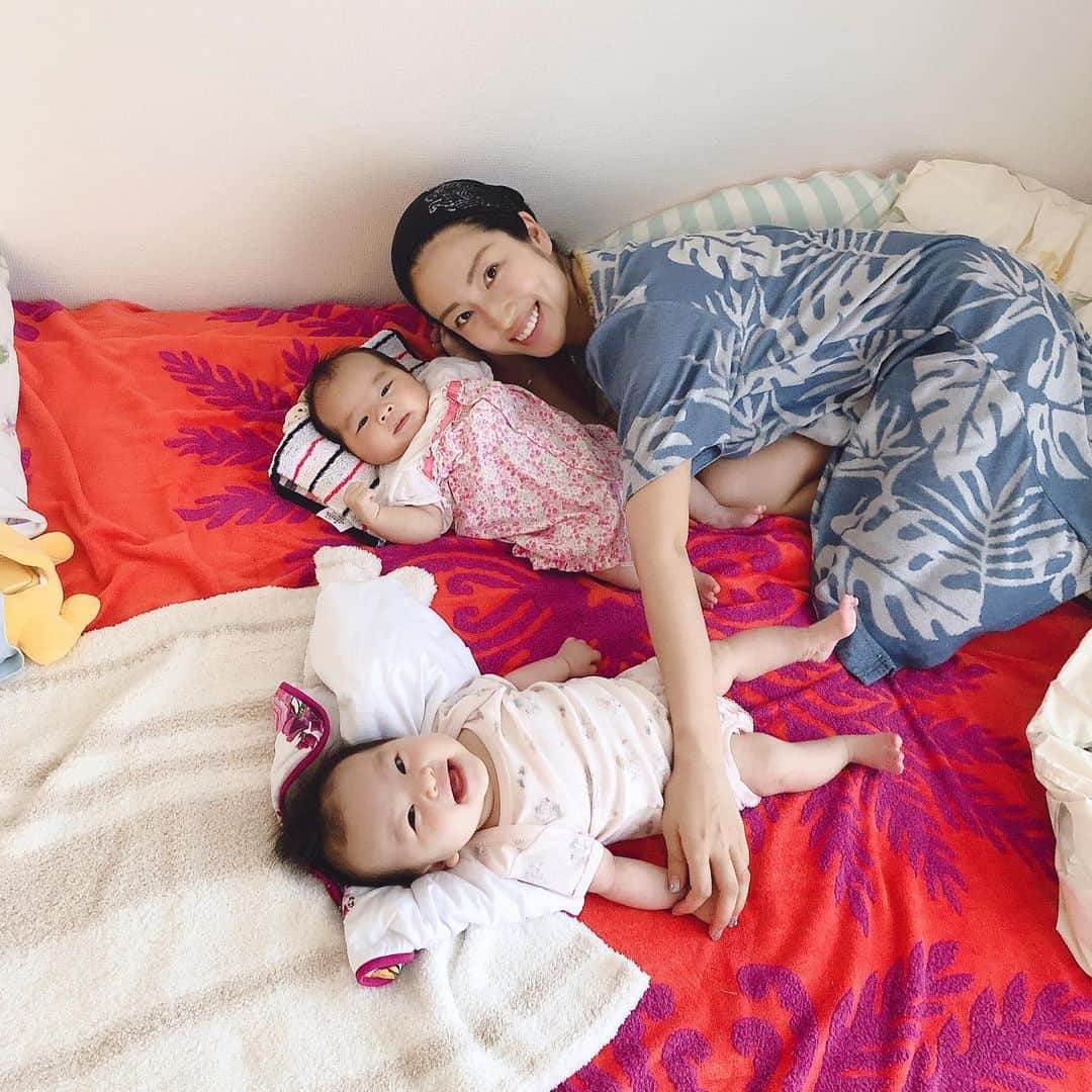 庄司ゆうこさんのインスタグラム写真 - (庄司ゆうこInstagram)「まりお先生昨日から仕事復帰‼️ 昨日と今日の二日間まりおちゃんのベビーちゃん預かってました🤗 今日はスタジオ全部屋稼働していたので、私の自宅で子守したのでももちゃんと一緒(^^) こうやって並べると3週間違いのわりにももちゃんデカイなぁ😂笑 もし双子だったらこんな感じかぁ🤣 ホント双子のママさん、尊敬するわぁ😂✨ 2人同時に泣き出したときは本気で焦った(＞＜) まりおちゃんはシングルマザーで両親もいないから1人で子供2人育てて、頑張ってるからこれからも全力でサポートしてあげたいと思います💕 #赤ちゃんのいる生活#ベビフル#子育て#双子ママ#尊敬します#生後2ヶ月#ももちゃんです🤗#子守#シングルマザー#まりおちゃん#頑張ってね👍」6月16日 22時38分 - yuko.shoji