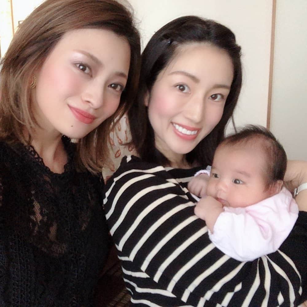 庄司ゆうこさんのインスタグラム写真 - (庄司ゆうこInstagram)「まりお先生昨日から仕事復帰‼️ 昨日と今日の二日間まりおちゃんのベビーちゃん預かってました🤗 今日はスタジオ全部屋稼働していたので、私の自宅で子守したのでももちゃんと一緒(^^) こうやって並べると3週間違いのわりにももちゃんデカイなぁ😂笑 もし双子だったらこんな感じかぁ🤣 ホント双子のママさん、尊敬するわぁ😂✨ 2人同時に泣き出したときは本気で焦った(＞＜) まりおちゃんはシングルマザーで両親もいないから1人で子供2人育てて、頑張ってるからこれからも全力でサポートしてあげたいと思います💕 #赤ちゃんのいる生活#ベビフル#子育て#双子ママ#尊敬します#生後2ヶ月#ももちゃんです🤗#子守#シングルマザー#まりおちゃん#頑張ってね👍」6月16日 22時38分 - yuko.shoji
