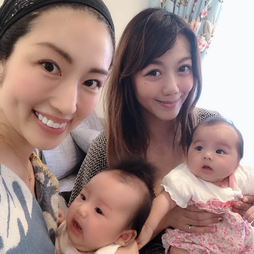 庄司ゆうこさんのインスタグラム写真 - (庄司ゆうこInstagram)「まりお先生昨日から仕事復帰‼️ 昨日と今日の二日間まりおちゃんのベビーちゃん預かってました🤗 今日はスタジオ全部屋稼働していたので、私の自宅で子守したのでももちゃんと一緒(^^) こうやって並べると3週間違いのわりにももちゃんデカイなぁ😂笑 もし双子だったらこんな感じかぁ🤣 ホント双子のママさん、尊敬するわぁ😂✨ 2人同時に泣き出したときは本気で焦った(＞＜) まりおちゃんはシングルマザーで両親もいないから1人で子供2人育てて、頑張ってるからこれからも全力でサポートしてあげたいと思います💕 #赤ちゃんのいる生活#ベビフル#子育て#双子ママ#尊敬します#生後2ヶ月#ももちゃんです🤗#子守#シングルマザー#まりおちゃん#頑張ってね👍」6月16日 22時38分 - yuko.shoji