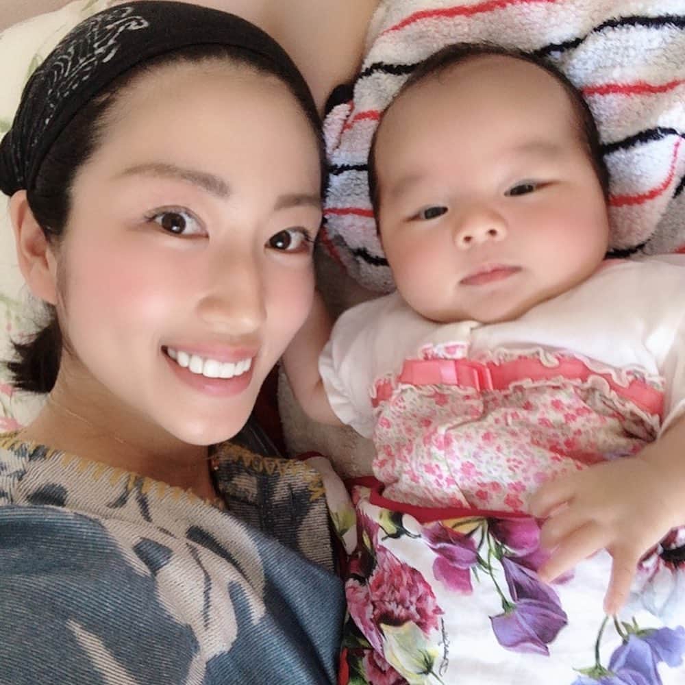 庄司ゆうこさんのインスタグラム写真 - (庄司ゆうこInstagram)「まりお先生昨日から仕事復帰‼️ 昨日と今日の二日間まりおちゃんのベビーちゃん預かってました🤗 今日はスタジオ全部屋稼働していたので、私の自宅で子守したのでももちゃんと一緒(^^) こうやって並べると3週間違いのわりにももちゃんデカイなぁ😂笑 もし双子だったらこんな感じかぁ🤣 ホント双子のママさん、尊敬するわぁ😂✨ 2人同時に泣き出したときは本気で焦った(＞＜) まりおちゃんはシングルマザーで両親もいないから1人で子供2人育てて、頑張ってるからこれからも全力でサポートしてあげたいと思います💕 #赤ちゃんのいる生活#ベビフル#子育て#双子ママ#尊敬します#生後2ヶ月#ももちゃんです🤗#子守#シングルマザー#まりおちゃん#頑張ってね👍」6月16日 22時38分 - yuko.shoji