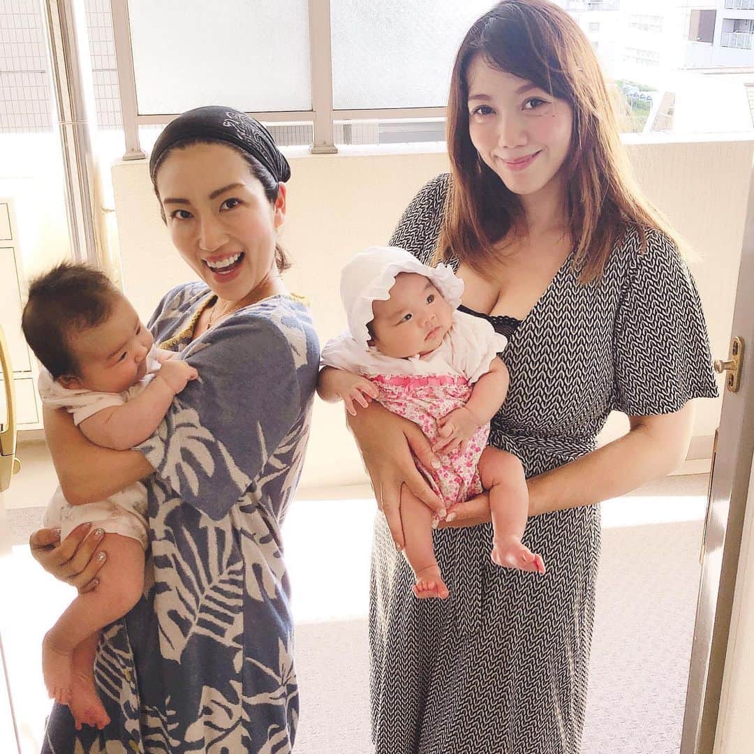 庄司ゆうこさんのインスタグラム写真 - (庄司ゆうこInstagram)「まりお先生昨日から仕事復帰‼️ 昨日と今日の二日間まりおちゃんのベビーちゃん預かってました🤗 今日はスタジオ全部屋稼働していたので、私の自宅で子守したのでももちゃんと一緒(^^) こうやって並べると3週間違いのわりにももちゃんデカイなぁ😂笑 もし双子だったらこんな感じかぁ🤣 ホント双子のママさん、尊敬するわぁ😂✨ 2人同時に泣き出したときは本気で焦った(＞＜) まりおちゃんはシングルマザーで両親もいないから1人で子供2人育てて、頑張ってるからこれからも全力でサポートしてあげたいと思います💕 #赤ちゃんのいる生活#ベビフル#子育て#双子ママ#尊敬します#生後2ヶ月#ももちゃんです🤗#子守#シングルマザー#まりおちゃん#頑張ってね👍」6月16日 22時38分 - yuko.shoji