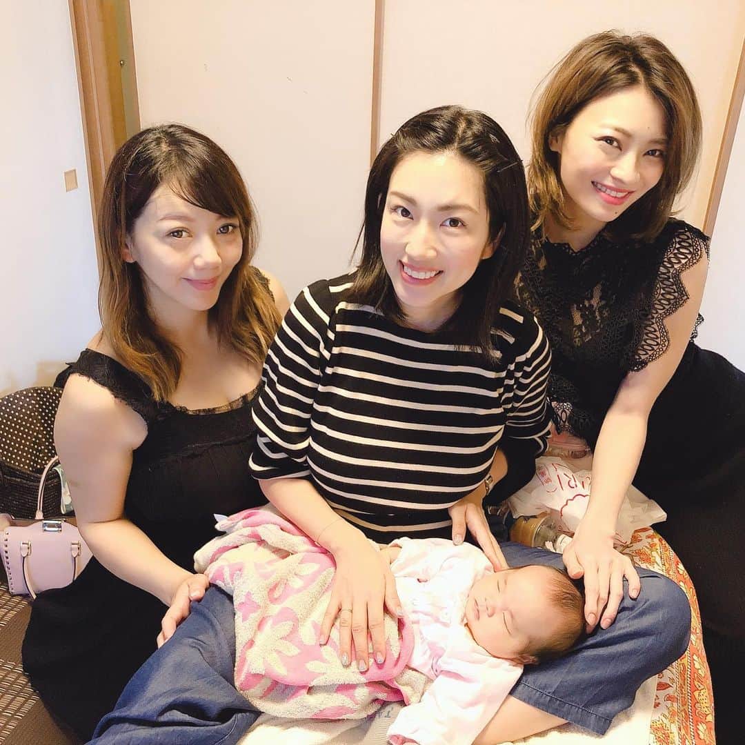 庄司ゆうこさんのインスタグラム写真 - (庄司ゆうこInstagram)「まりお先生昨日から仕事復帰‼️ 昨日と今日の二日間まりおちゃんのベビーちゃん預かってました🤗 今日はスタジオ全部屋稼働していたので、私の自宅で子守したのでももちゃんと一緒(^^) こうやって並べると3週間違いのわりにももちゃんデカイなぁ😂笑 もし双子だったらこんな感じかぁ🤣 ホント双子のママさん、尊敬するわぁ😂✨ 2人同時に泣き出したときは本気で焦った(＞＜) まりおちゃんはシングルマザーで両親もいないから1人で子供2人育てて、頑張ってるからこれからも全力でサポートしてあげたいと思います💕 #赤ちゃんのいる生活#ベビフル#子育て#双子ママ#尊敬します#生後2ヶ月#ももちゃんです🤗#子守#シングルマザー#まりおちゃん#頑張ってね👍」6月16日 22時38分 - yuko.shoji